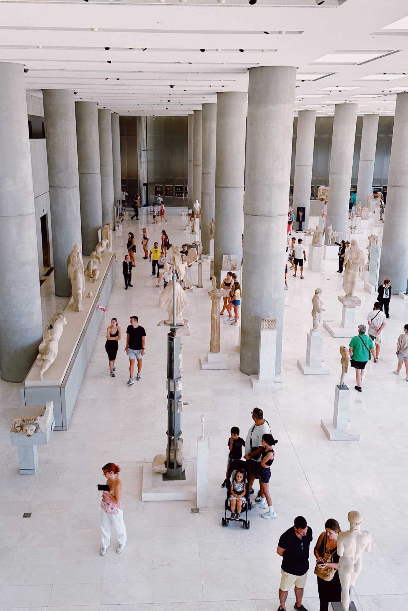 Museumshalle mit Besuchern, die antike Statuen und Kunstwerke betrachten, zeigt das Interesse an kreativen und historischen Inspirationen