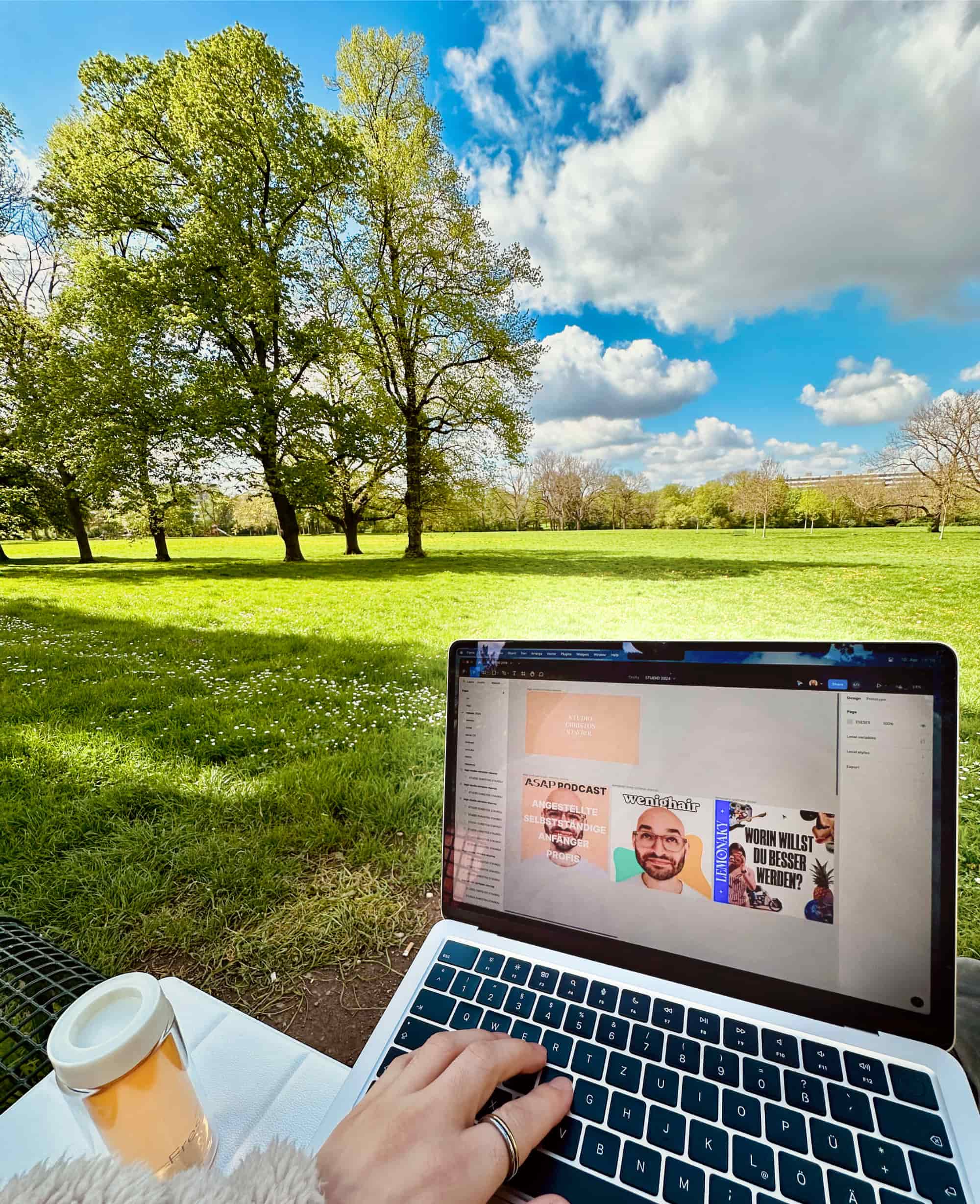 Arbeiten im Freien mit Laptop im Park, zeigt eine kreative und flexible Arbeitsweise im UX Design