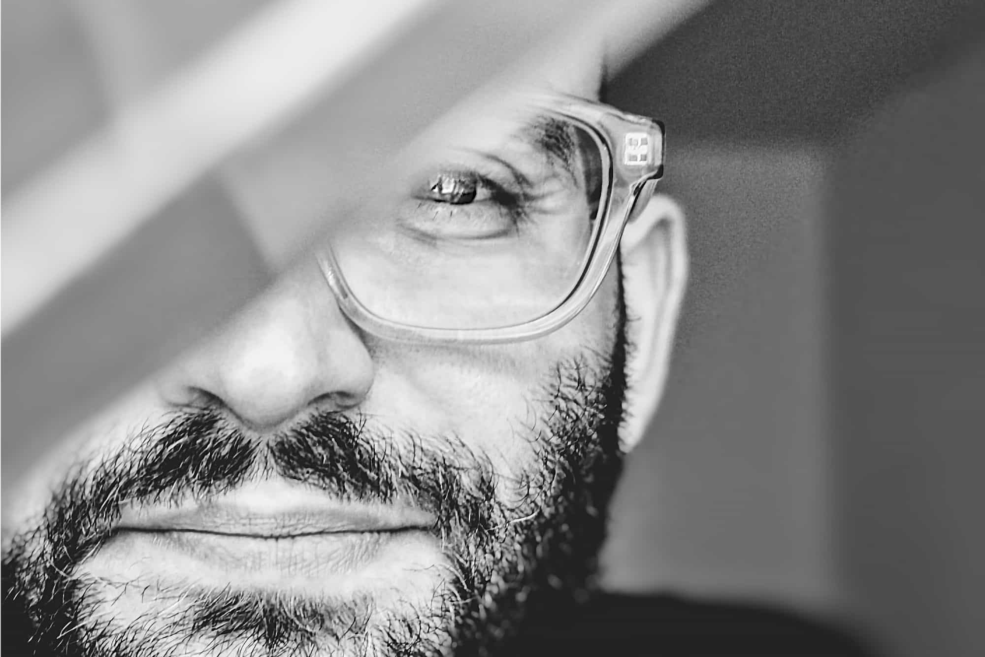Porträt von Christos Stavrou in Nahaufnahme, zeigt seinen fokussierten Blick und kreative Energie als UX Designer