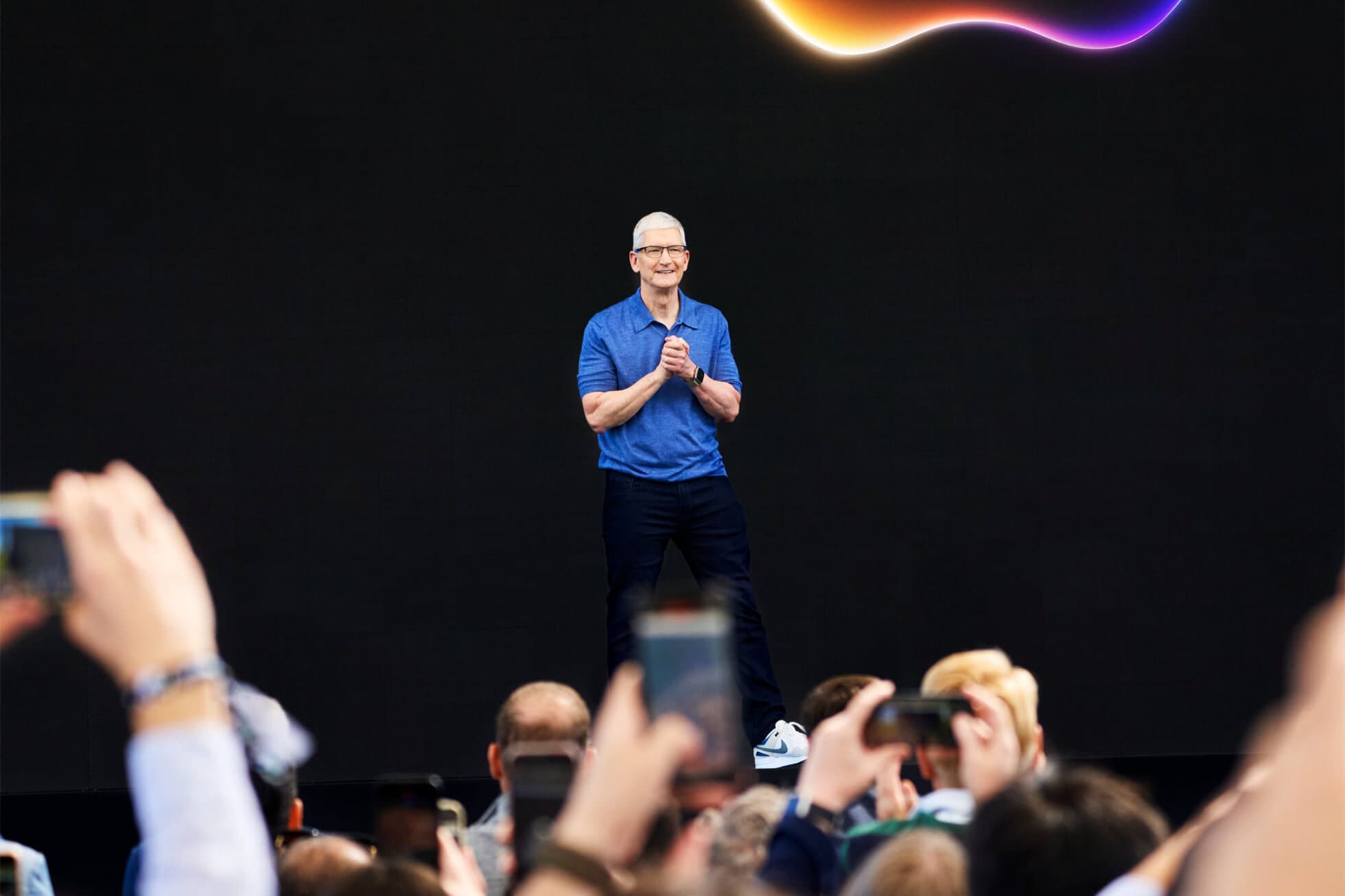 Tim Cook begrüßt das Publikum vor der Keynote zur WWDC24 zum Thema Apple Intelligence