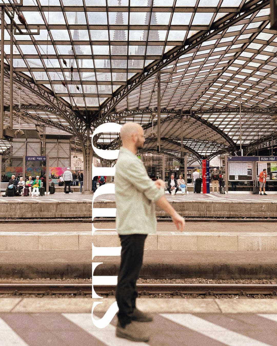 Mann geht zielstrebig am Kölner Hauptbahnhof vorbei. Symbolisiert effizientes Zeitmanagement für Selbstständige in einer geschäftigen Umgebung.