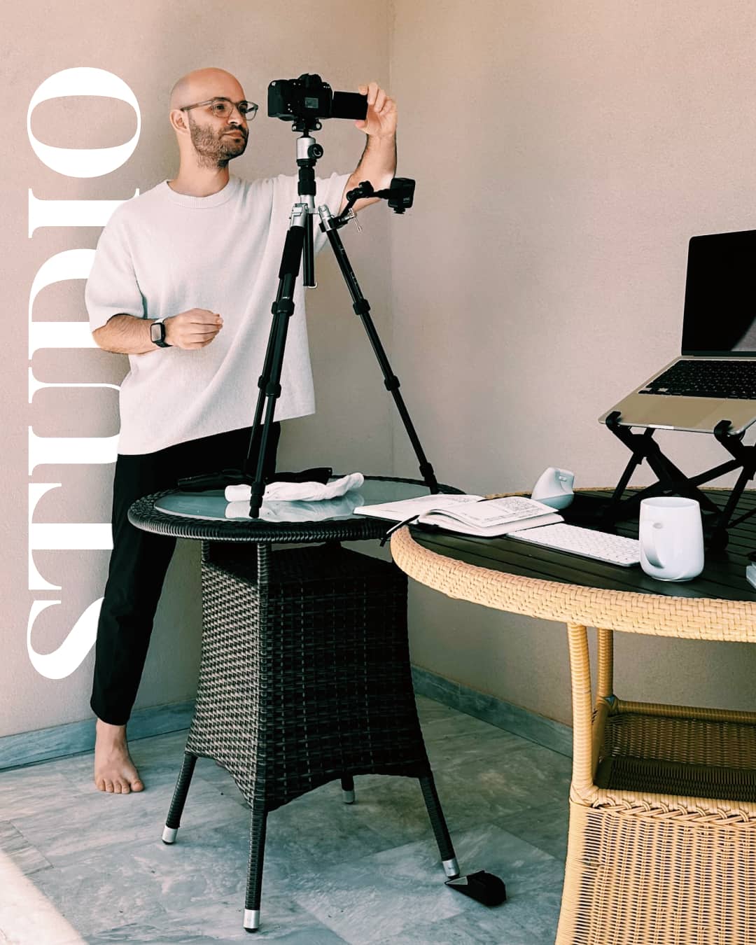 Selbstständiger Content Creator bei der Arbeit. Profesionelles Setup mit Kamera und MacBook Computer.