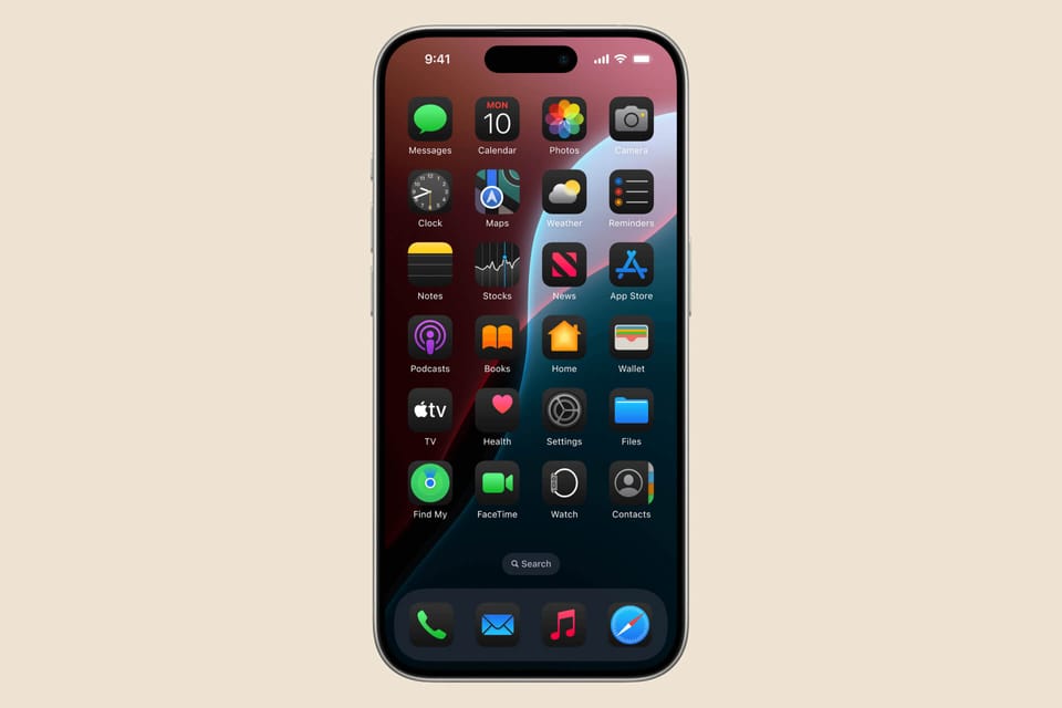 Ein iPhone zeigt iOS 18 Home-Bildschirm mit individuell angepassten App-Icons und Widgets